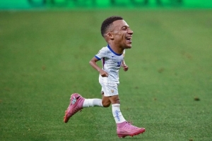 开云官方网站-水平如何？姆巴佩社媒晒篮球单打成功视频+大头小人PS图片